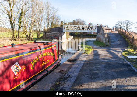 Una chiatta o stretta imbarcazione attraccata fino vicino al molo sul Shropshire Union Canal a Ellesmere Shropshire England Regno Unito Foto Stock