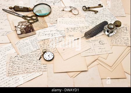 Vecchio lettere, cartoline, accessorio vintage e foto di famiglia. stile retrò nostalgico sfondo. collezionismo merci figurati. Foto Stock