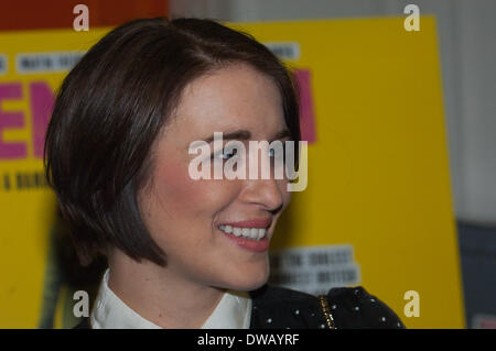 Brynmawr, Baenau Gwent, Wales, Regno Unito. Il 4° marzo 2014. Vicky McClure nel foyer del mercato sala cinema. Merthyr Tydfil molto proprio Jonny Owen anteprime il suo ultimo film SVENGALI, co-starring Vicky McClure, che è stato girato in location in gallese valli di data mining. La premiere è tenuto presso il più antico cinema indipendente in Galles - La Sala del mercato Cinema in Brynmawr. Credito: Graham M. Lawrence/Alamy Live News. Foto Stock