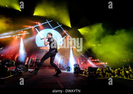 4 marzo 2014 - Toronto, Ontario, Canada - lead singer DAN REYNOLDS fronti Grammy Award winning American band alternative rock 'immaginare draghi' di Air Canada Centre. (Credito Immagine: © Igor Vidyashev/ZUMAPRESS. Foto Stock