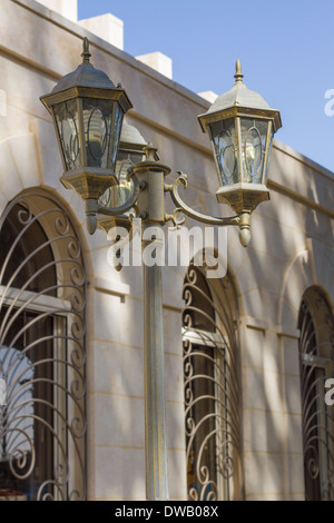 Bellissima foto di una vecchia strada lampada sul contro lo sfondo di un antico edificio . Foto Stock