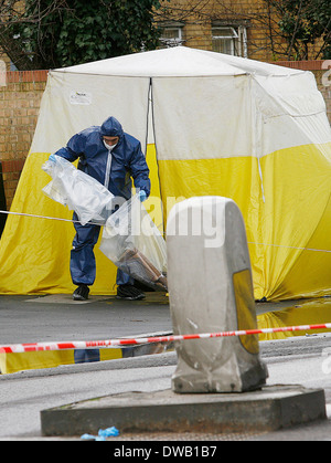 Il team forense presso la scena di un figlio di diciassette anni vittima pugnalato a morte vicino Mannor Park North London Foto Stock