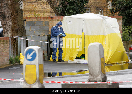 Il team forense presso la scena di un figlio di diciassette anni vittima pugnalato a morte vicino Mannor Park North London Foto Stock