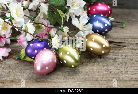 Fiori di Primavera e uova di pasqua decorazione su legno rustico sfondo Foto Stock