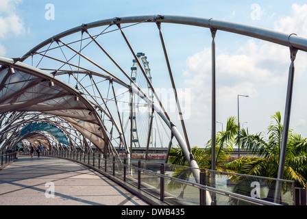 Il ponte di elica con vista al Singapore Flyer, Singapore Foto Stock