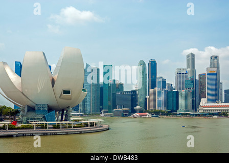 Lo skyline di Singapore con l arte del Museo della Scienza Foto Stock