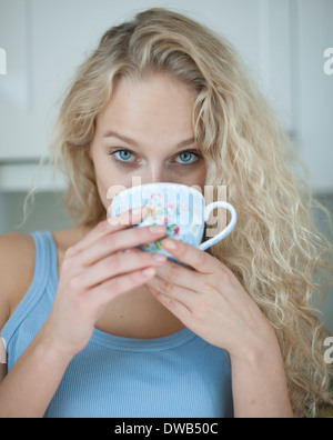 Ritratto di donna bere il tè in cucina Foto Stock