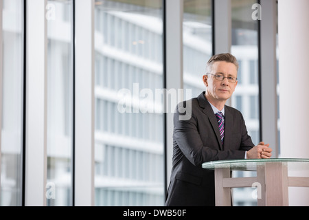 Ritratto di imprenditore fiducioso in piedi in ufficio Foto Stock