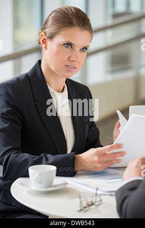 Imprenditrice discutendo con un collega durante la pausa caffè Foto Stock