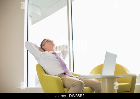 Imprenditore maturo relax nella lobby Foto Stock