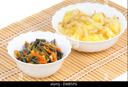 Antipasto freddo di bracken fern e patate bollite in un piatto separato Foto Stock