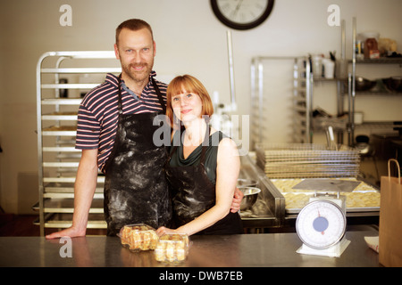 Ritratto di baker giovane dietro il bancone cucina Foto Stock