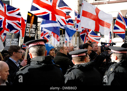 Londra. La Metropolitan Police che controlla un diritto-ala folla dimostrando al di fuori del Vecchio Bailey, Feb 2014 Foto Stock