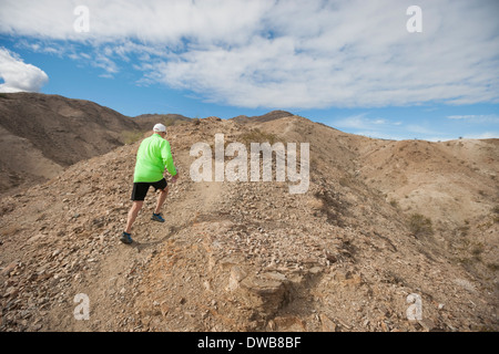 Vista posteriore del senior uomo jogging sulla montagna Foto Stock