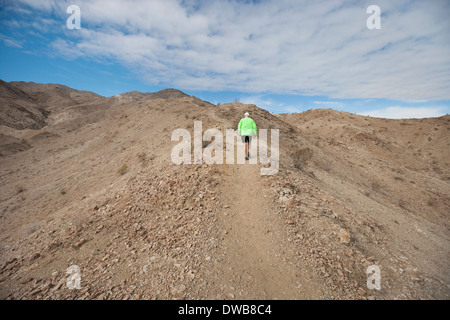 Vista posteriore del senior uomo jogging sulla montagna Foto Stock