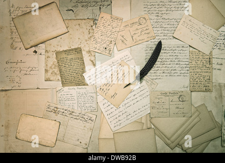 Ephemera. vecchio lettere, handwritings, cartoline d'epoca e antichi giù penna. nostalgico sentimentale sfondo testurizzata Foto Stock