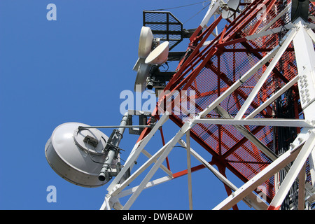 Tre alte torri di telecomunicazione con le antenne sul cielo blu Foto Stock