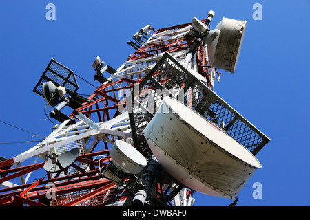 Tre alte torri di telecomunicazione con le antenne sul cielo blu Foto Stock