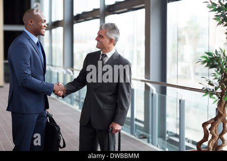 Gli imprenditori di successo incontro all'aeroporto Foto Stock