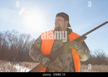 Metà uomo adulto holding fucile a Pietroburgo Stato Area di gioco, Michigan, Stati Uniti d'America Foto Stock