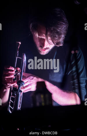 Milano Italia. 04 marzo 2014. Il British indie-folk band FANFARLO esegue dal vivo presso il club della musica di credito Tunnel: Rodolfo Sassano/Alamy Live News Foto Stock