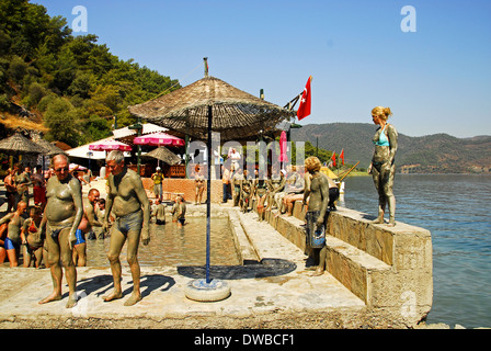 I turisti in Ilica bagni di fango, Monte del Dalyan, Turchia. Foto Stock