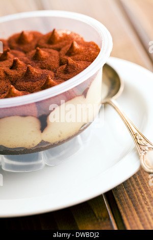 Il dessert tiramisù in coppa sul tavolo da cucina Foto Stock