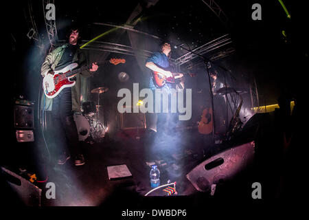 Milano Italia. 04 marzo 2014. Il British indie-folk band FANFARLO esegue dal vivo presso il club della musica di credito Tunnel: Rodolfo Sassano/Alamy Live News Foto Stock