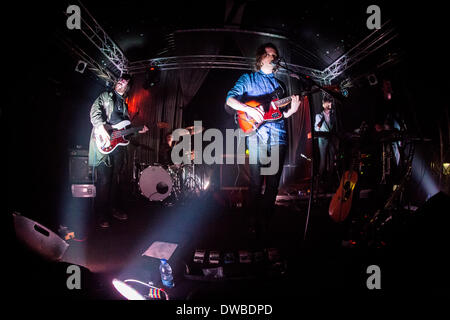 Milano Italia. 04 marzo 2014. Il British indie-folk band FANFARLO esegue dal vivo presso il club della musica di credito Tunnel: Rodolfo Sassano/Alamy Live News Foto Stock