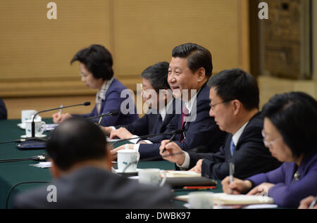 Pechino, Cina. 5 Mar 2014. Il presidente cinese Xi Jinping (C), anche segretario generale del Partito Comunista della Cina (CPC) Comitato Centrale e Presidente della Commissione militare centrale, si unisce a un panel di discussione dei deputati per il XII congresso nazionale del popolo (ANP) da est della Cina di Shanghai, a Pechino, capitale della Cina, 5 marzo 2014. © Wang Ye/Xinhua/Alamy Live News Foto Stock