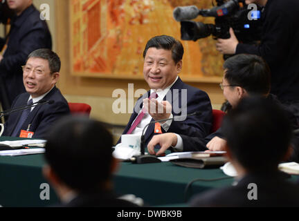 Pechino, Cina. 5 Mar 2014. Il presidente cinese Xi Jinping (C), anche segretario generale del Partito Comunista della Cina (CPC) Comitato Centrale e Presidente della Commissione militare centrale, si unisce a un panel di discussione dei deputati per il XII congresso nazionale del popolo (ANP) da est della Cina di Shanghai, a Pechino, capitale della Cina, 5 marzo 2014. © Wang Ye/Xinhua/Alamy Live News Foto Stock