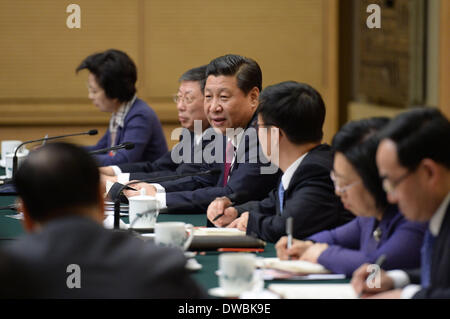 Pechino, Cina. 5 Mar 2014. Il presidente cinese Xi Jinping (C), anche segretario generale del Partito Comunista della Cina (CPC) Comitato Centrale e Presidente della Commissione militare centrale, si unisce a un panel di discussione dei deputati per il XII congresso nazionale del popolo (ANP) da est della Cina di Shanghai, a Pechino, capitale della Cina, 5 marzo 2014. © Wang Ye/Xinhua/Alamy Live News Foto Stock