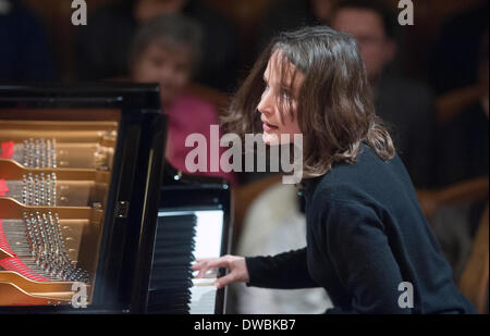 Praga, Repubblica Ceca. 5 Mar 2014. Pianista francese Helene Grimaud esegue il Concerto per pianoforte e orchestra n. 1 di Johannes Brahms durante un pubblico alla prova nelle Rudolfinum a Praga Repubblica Ceca, Marzo 5, 2014. © Michal Dolezal/CTK foto/Alamy Live News Foto Stock