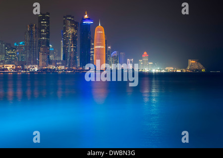 Doha, Qatar, nuovo skyline di West Bay quartiere finanziario centrale illuminato al crepuscolo Foto Stock