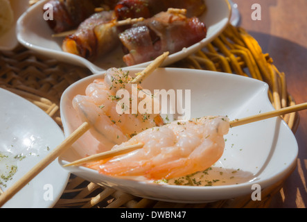 Gamberetti tapas su bastoni. Tapas su bastoni in un ristorante. Maiorca, isole Baleari, Spagna. Foto Stock