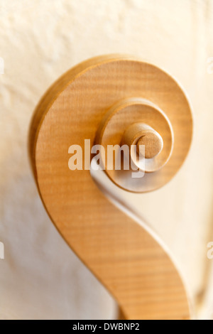 Scorrere di un violino in un liutaio del workshop Foto Stock