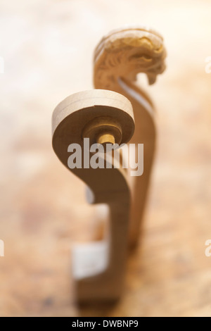 Scorrere di un violino in un liutaio del workshop Foto Stock