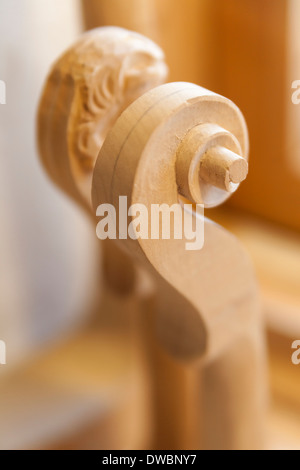 Scorrere di un violino in un liutaio del workshop Foto Stock