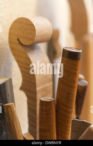 Strumenti e scorrere di un violino in un liutaio del workshop Foto Stock