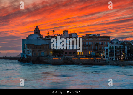 Tramonto spettacolare a Sitges, Catalogna, Spagna Foto Stock
