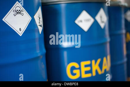 Munster, Germania. 5 Mar 2014. Cartelli di pericolo etichetta blue contenitori con i rifiuti provenienti da inceneritori nei locali di GEKA, la proprietà del governo azienda specializzata nello smaltimento di armi chimiche in Munster, Germania, 5 marzo 2014. La GEKA (Gesellschaft zur Entsorgung von chemischen Kampfstoffen und Ruestungsaltlasten/GEKA) è la sola azienda in Germania che è coinvolto nello smaltimento delle armi chimiche da parte della Siria. Foto: Philipp Schulze/dpa/Alamy Live News Foto Stock
