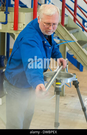 Munster, Germania. 5 Mar 2014. Dipendente di GEKA, la proprietà del governo azienda specializzata nello smaltimento delle armi chimiche, Ulrich Stiene, è il controllo di una lancia di spruzzatura per il sedimento idrolizzato durante una presentazione per i media nei locali dell'azienda in Munster, Germania, 5 marzo 2014. La GEKA (Gesellschaft zur Entsorgung von chemischen Kampfstoffen und Ruestungsaltlasten/GEKA) è la sola azienda in Germania che è coinvolto nello smaltimento delle armi chimiche da parte della Siria. Foto: Philipp Schulze/dpa/Alamy Live News Foto Stock