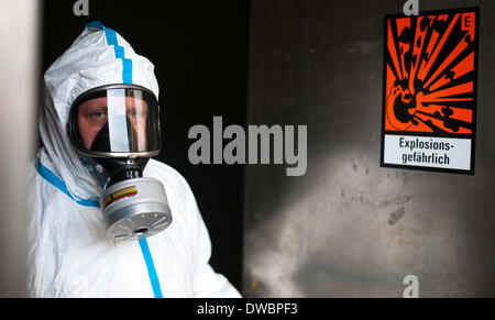 Munster, Germania. 5 Mar 2014. Un dipendente di GEKA, la proprietà del governo azienda specializzata nello smaltimento delle armi chimiche, indossa una tuta protettiva nei locali dell'azienda in Munster, Germania, 5 marzo 2014. La GEKA (Gesellschaft zur Entsorgung von chemischen Kampfstoffen und Ruestungsaltlasten/GEKA) è la sola azienda in Germania che è coinvolto nello smaltimento delle armi chimiche da parte della Siria. Foto: Philipp Schulze/dpa/Alamy Live News Foto Stock