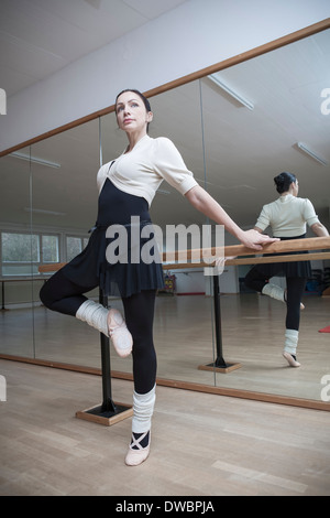 In Germania, in Baviera, femmina ballerina in una prova Foto Stock