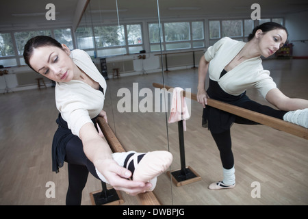 In Germania, in Baviera, femmina ballerina in una prova Foto Stock