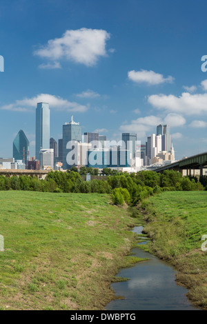 Dallas, Texas, Stati Uniti d'America, superstrada ponte sul fiume di Dallas floodplain e skyline del centro Foto Stock