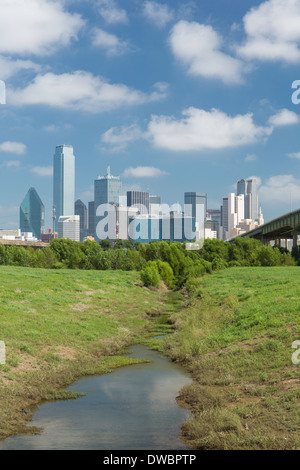 Dallas, Texas, Stati Uniti d'America, superstrada ponte sul fiume di Dallas floodplain e skyline del centro Foto Stock