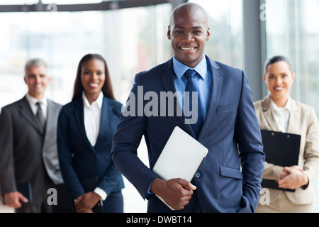 Bello imprenditore Africano con un gruppo di imprenditori sullo sfondo Foto Stock
