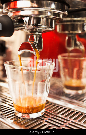 Close up della macchina per il caffè e il caffè Glass Foto Stock