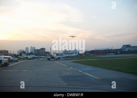 Vista in elevazione della pista di aeroporto e di aeromobili, London, Regno Unito Foto Stock